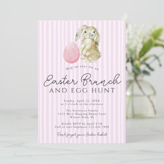 Einfache rosa Preppy Stripes Bunny Easter Brunch Einladung (Stehend Vorderseite)