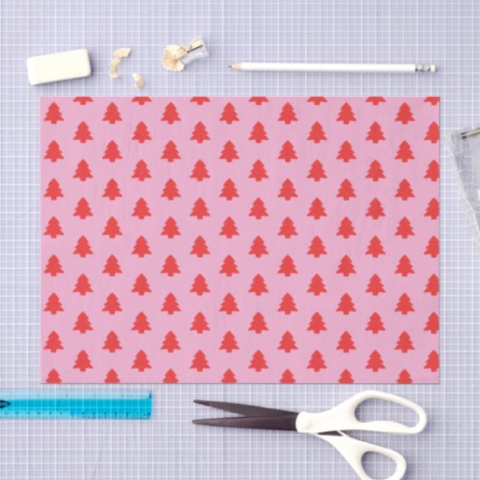 Einfache rote Weihnachtsbäume auf Rosa Seidenpapier (Handwerk)