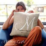 Einfache Rustikale Beige-Burlap-Monogramm-Hochzeit Kissen<br><div class="desc">Fügen Sie eine Touch rustikaler Eleganz zu Ihrem besonderen Tag mit unserem einfachen Rustikalen Beige Burlap Monogram Wedding Throw Kissen hinzu. Dieses personalisierte Hochzeitskissen wurde für Paare konzipiert, die zeitlosen, ländlich inspirierten Charme lieben. Die beige Kissen-Kissen sind in einem weichen, auf hochwertigen Stoffen bedruckten Einbruchmuster gehalten. Das klassische Monogramm-Detail erlaubt...</div>