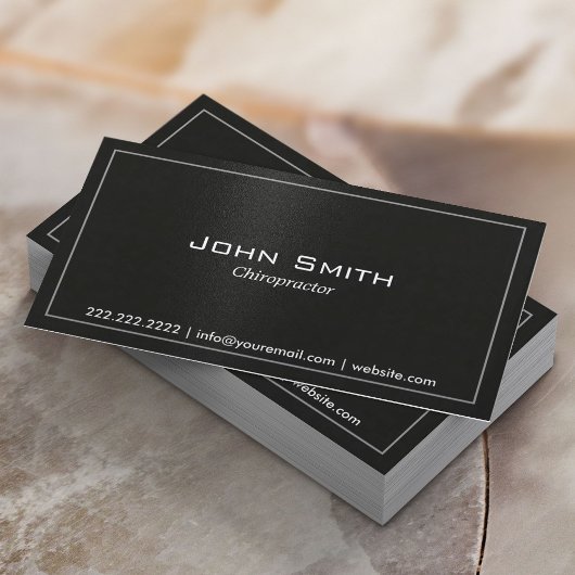 Einfache Schlichte Dark Chiropractor Business Card Visitenkarte