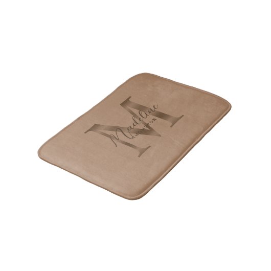 Einfache Schrift Metallisches Taupe Gold Monogramm Badematte (Schrägansicht)