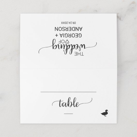 Einfache Schwarz-Kalligrafie-Duck-Option Hochzeit Platzkarte (Außenseite Aufgefaltet)