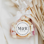 Einfache Schwarz-Script-Gastgeschenk Hochzeit-Stic Runder Aufkleber<br><div class="desc">Dieser individuell anpassbare Gefälligkeitsaufkleber oder Umschlag Aufkleber zeichnet sich durch ein elegantes und dennoch modernes Skript aus. Ideal für jede Jahreszeit. Um vorzeitige Änderungen vorzunehmen,  wählen Sie Personalisieren -> Bearbeiten mit dem Entwurfstool.</div>