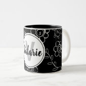 Einfache Schwarz-Weiß-Blütenmonogramm Zweifarbige Tasse (VorderseiteRechts)