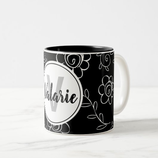 Einfache Schwarz-Weiß-Blütenmonogramm Zweifarbige Tasse (VorderseiteRechts)