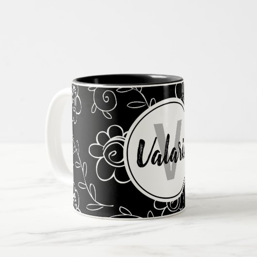 Einfache Schwarz-Weiß-Blütenmonogramm Zweifarbige Tasse (Vorderseite Links)