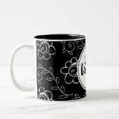 Einfache Schwarz-Weiß-Blütenmonogramm Zweifarbige Tasse (Links)
