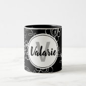 Einfache Schwarz-Weiß-Blütenmonogramm Zweifarbige Tasse (Mittel)