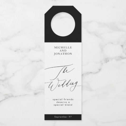 Einfache Schwarz-Weiß-Hochzeit Flaschenanhänger (Vorderseite)