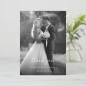 Einfache Schwarz-Weiß-Hochzeit-Foto Modernes Skrip Dankeskarte (Stehend Vorderseite)