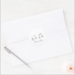 Einfache Schwarz-Weiß-Hochzeit Runder Aufkleber<br><div class="desc">Elegante Hochzeitsaufkleber mit einem einfachen und minimalen Layout mit "We Do" in zeitgenössischer Schrifttyp. Klassisches Design mit moderner Touch.</div>