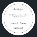 Einfache Schwarz-Weiß-Hochzeit Runder Aufkleber<br><div class="desc">Hochzeitsaufkleber,  schwarz-weiße Farbe,  Sie können den Namen und das Datum des Paares ändern,  und Ihre Nachricht für den Gast,  klicken Sie bitte auf den Link "Personalisierung".</div>