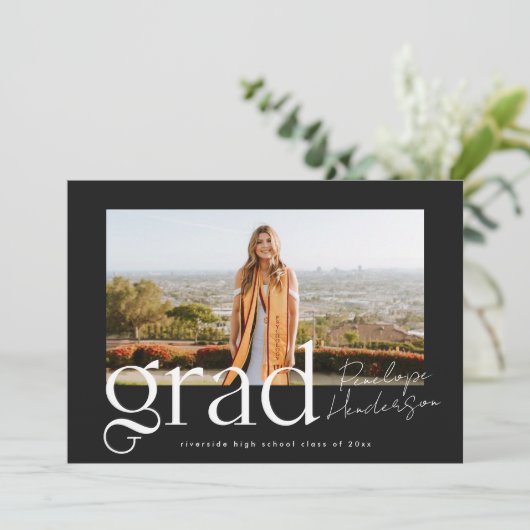 Einfache Schwarz-Weiß-Klasse 2025 Abschluss Ankündigung (Stehend Vorderseite)