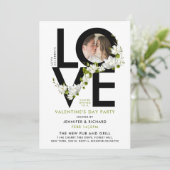 Einfache Schwarz-Weiß-Liebe-Script-Foto Einladung (Stehend Vorderseite)