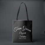 Einfache Schwarz-Weiß-Mannschaft Hochzeit Tasche<br><div class="desc">Diese "Team-Bräutigam" Totttaschen sind als Gefallen oder Geschenke für Trauzeugen,  Familienmitglieder oder andere Mitglieder der Hochzeitsfeier konzipiert. Große Beutel zum Füllen mit Gefallen und Geschenken. Einfaches Design beinhaltet weißen Skripttext auf schwarzem Hintergrund.</div>