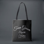 Einfache Schwarz-Weiß-Mannschaft Hochzeit Tasche<br><div class="desc">Diese "Team-Bräutigam" Totttaschen sind als Gefallen oder Geschenke für Trauzeugen,  Familienmitglieder oder andere Mitglieder der Hochzeitsfeier konzipiert. Große Beutel zum Füllen mit Gefallen und Geschenken. Einfaches Design beinhaltet weißen Skripttext auf schwarzem Hintergrund.</div>