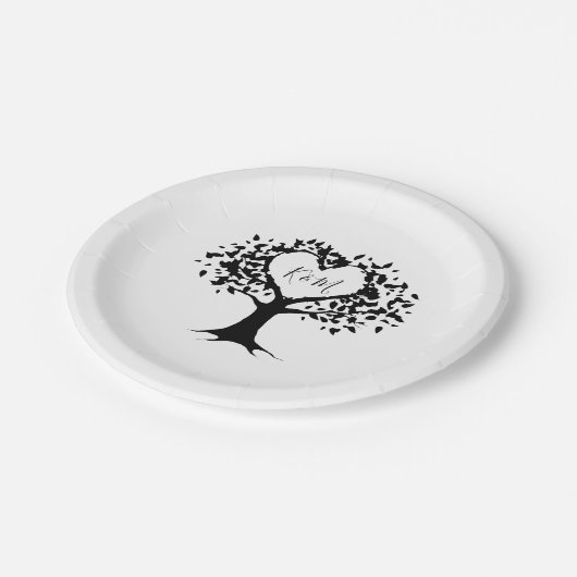 Einfache Schwarz-Weiß-Monogram-Herz-Hochzeit Pappteller (Schrägansicht)