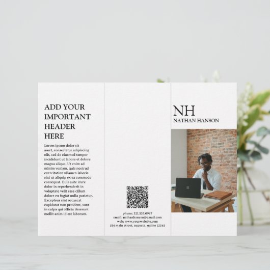 Einfache Schwarz-Weiß-Monogramm Moderne Broschüre (Stehend Vorderseite)