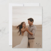 Einfache Schwarz/Weiß Overlay 2 Foto Hochzeit Einladung (Rückseite)