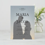 Einfache Schwarz-Weiß-Overlay-Foto-Hochzeit Einladung (Stehend Vorderseite)