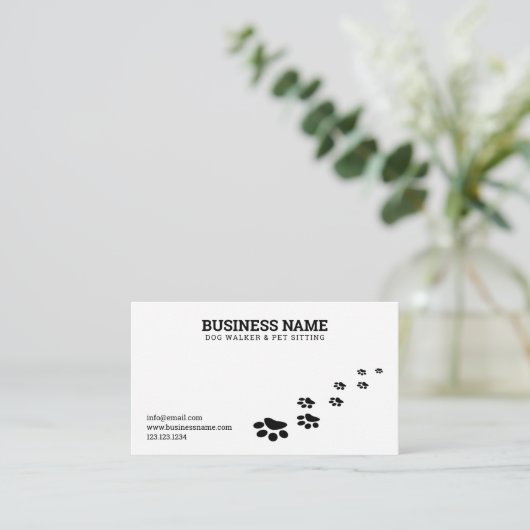 Einfache Schwarz-Weiß-Paw-Druck-Hunde Laufen Visitenkarte (Stehend Vorderseite)