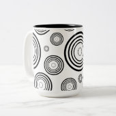 Einfache Schwarz-Weiß-Ringe Zweifarbige Tasse (Vorderseite Links)