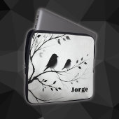 Einfache Schwarz-Weiß-Vögel, die in Bäumen herumbl Laptopschutzhülle