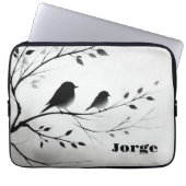 Einfache Schwarz-Weiß-Vögel, die in Bäumen herumbl Laptopschutzhülle (Vorderseite)