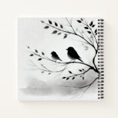 Einfache Schwarz-Weiß-Vögel, die in Bäumen herumbl Notizblock (Rückseite)