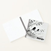 Einfache Schwarz-Weiß-Vögel, die in Bäumen herumbl Notizblock (Innenseite)