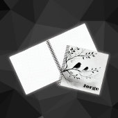 Einfache Schwarz-Weiß-Vögel, die in Bäumen herumbl Notizblock