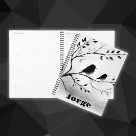 Einfache Schwarz-Weiß-Vögel, die in Bäumen herumbl Planer