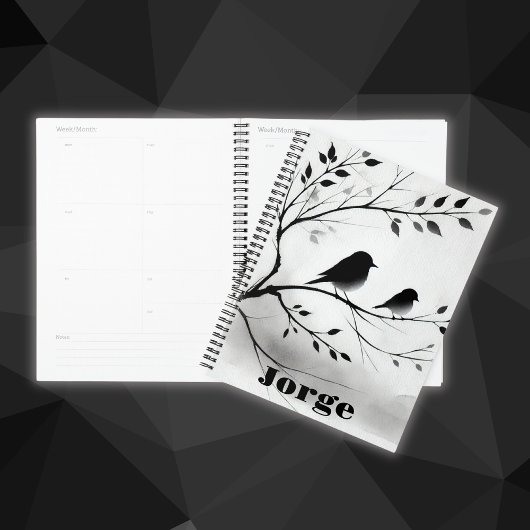 Einfache Schwarz-Weiß-Vögel, die in Bäumen herumbl Planer