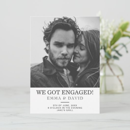 Einfache Schwarz-weiße Foto-Engagement-Partei einl Einladung (Stehend Vorderseite)