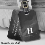 Einfache Schwarz-weiße Monogramm Gepäckanhänger<br><div class="desc">Dieses stilvolle Gepäckanhänger mit dunkelgrauem, fast schwarzem Hintergrund sorgt für ein elegantes Schwarz-Weiß-Look. Ein personalisiertes Initial wird elegant in der Skriptkalligraphie angezeigt, wobei der Name unten in einem passenden SerifenSchriftart positioniert ist. Das schlichte und dennoch schicke Design verleiht Ihrem Reisegepäck eine Touch an Eleganz und macht es einfach, Ihr Gepäck...</div>
