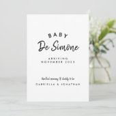 Einfache Schwarz-weiße Typografie Schwangerschaft Ankündigung (Stehend Vorderseite)