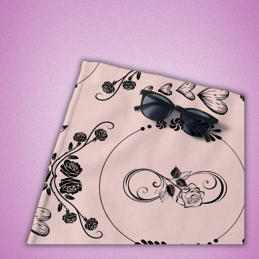 Einfache schwarze Herzen, Blüte, Unendlichkeit auf Strandtuch