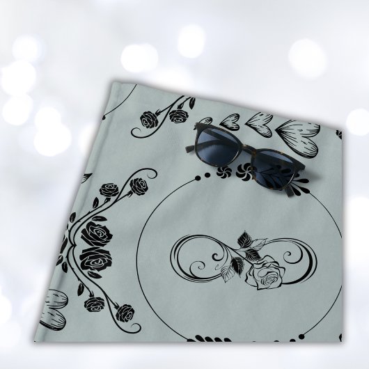 Einfache schwarze Herzen, Blüte, Unendlichkeit auf Strandtuch