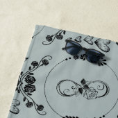 Einfache schwarze Herzen, Blüte, Unendlichkeit auf Strandtuch (Beispiel)