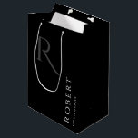 Einfache Schwarze Monogramm Personalisierte Trauze Mittlere Geschenktüte<br><div class="desc">Diese personalisierte Trauzeugen Geschenktasche mit personalisiertem Trauzeuge und kalligraphisches Monogramm in grauer Farbe. Ändern Sie den Hintergrund und die Schriftart-Farben ganz einfach,  wenn Sie möchten.</div>