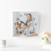 Einfache Schwarze Zahlen Personalisiertes Foto Quadratische Wanduhr (Zuhause)