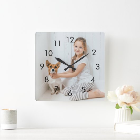 Einfache Schwarze Zahlen Personalisiertes Foto Quadratische Wanduhr (Zuhause)