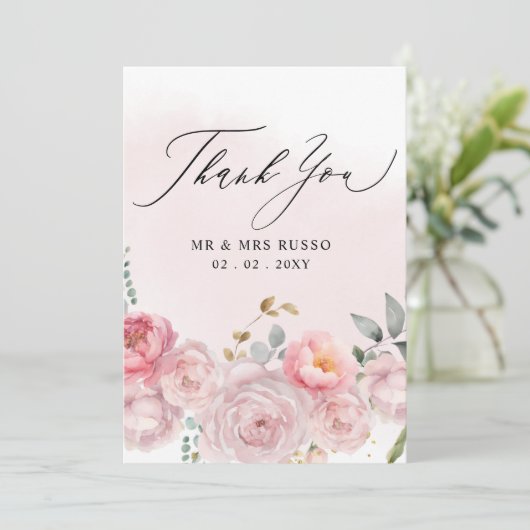 Einfache Script Elegant Blush Floral Wedding Dankeskarte (Stehend Vorderseite)