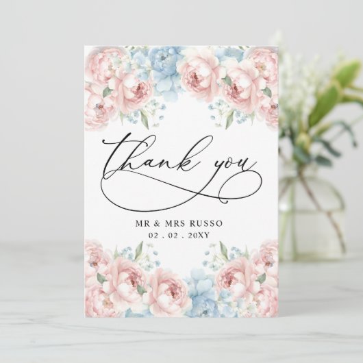 Einfache Script Elegant Blush Floral Wedding Dankeskarte (Stehend Vorderseite)