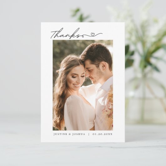 Einfache Script-Moderne mit Herz-Hochzeit-Foto Dankeskarte (Stehend Vorderseite)