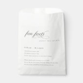 Einfache Script-Schwarz-weiße Hochzeitsspass-Fakte Geschenktütchen (Vorderseite)