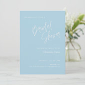 Einfache Script Soft Blue Bridal Dusche Einladung (Stehend Vorderseite)