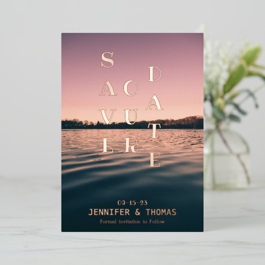 Einfache Seenlandschaft Save the Date Folieneinladung (Stehend vorne)