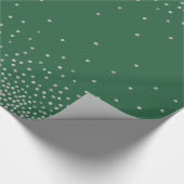 Einfache Silber-Confetti über dunkelgrünes Festiva Geschenkpapier (Ecke)