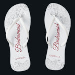 Einfache Silver Lace & Red Script Brautmädchen Hoc Badesandalen<br><div class="desc">Diese eleganten Hochzeitskippen sind eine großartige Möglichkeit, um Ihren Brautmädchen zu danken und sie zu erkennen und ihnen nach einem langen Tag eine Erholung zu geben. Das schöne Design zeichnet sich durch ein elegantes Design mit silber-grauen Spitzen-Frills auf weißem Hintergrund und extravaganter, grimsonniger Schrift-Schrift aus. Der Test liest Bridesmaid mit...</div>